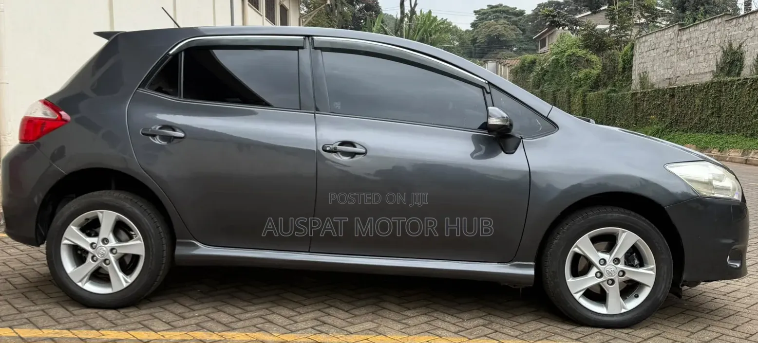 Toyota Auris 2010 Gray