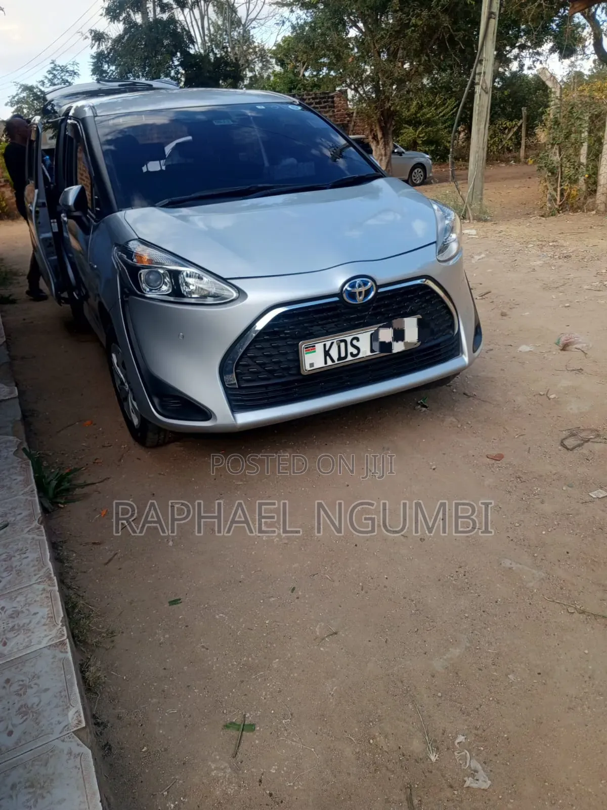 Toyota Sienta 2019 Silver