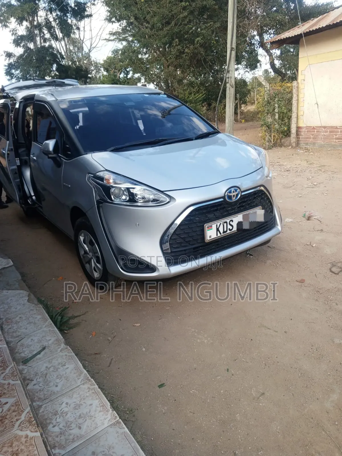 Toyota Sienta 2019 Silver