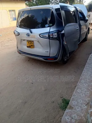 Toyota Sienta 2019 Silver