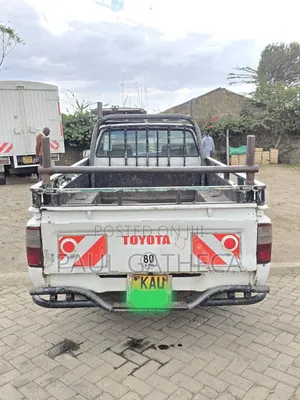 Toyota Hilux 2000 White