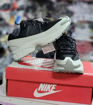 Nike Zoom Vomero Roam Sneakers