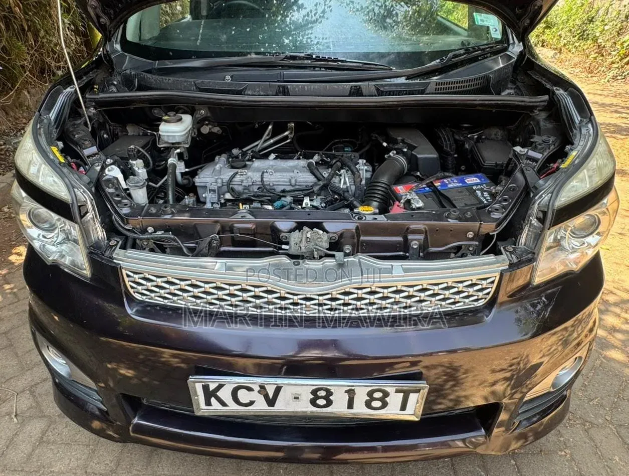 Toyota Voxy 2013 Maroon