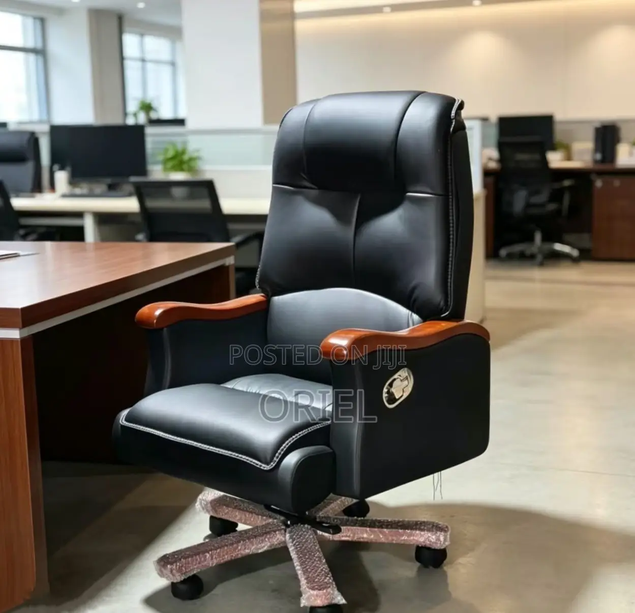 Office Chair : Luxury Solid Wood Frame Swivel Leather Chair