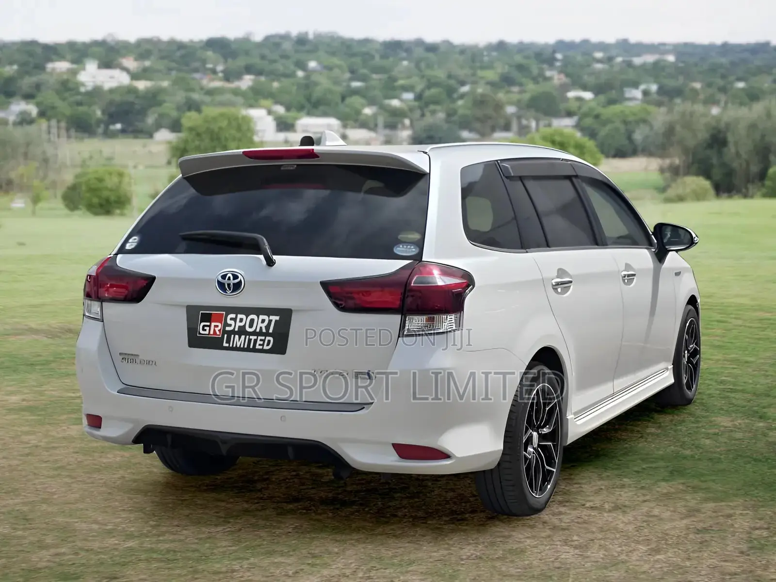 Toyota Corolla Fielder 1.5 Hybrid FWD 2018 White