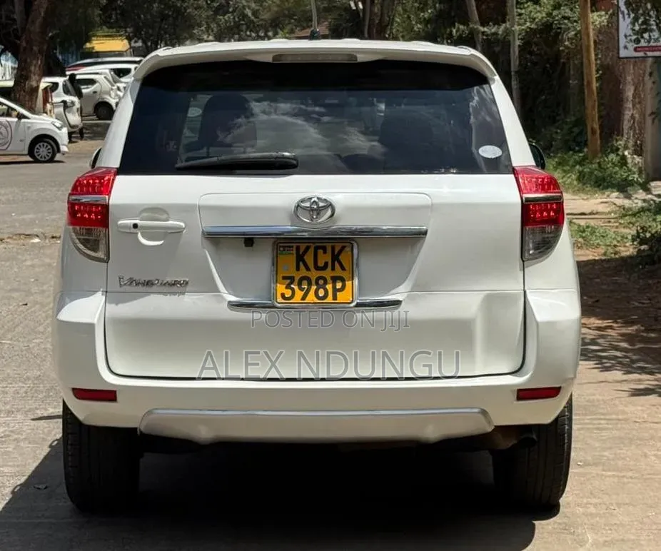 Toyota Vanguard 2010 White