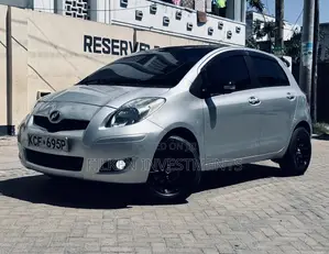 Toyota Vitz 2009 Silver