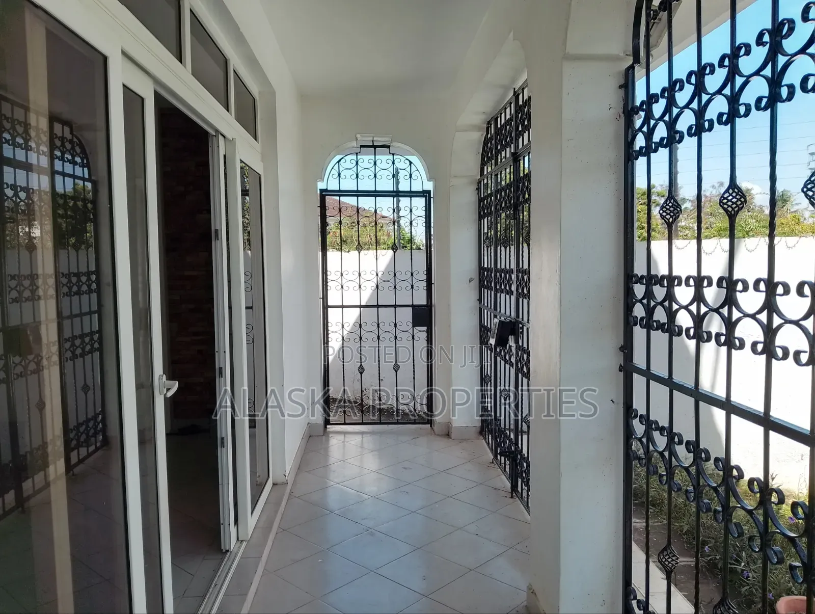 5bdrm Maisonette in Nyali Estate for rent