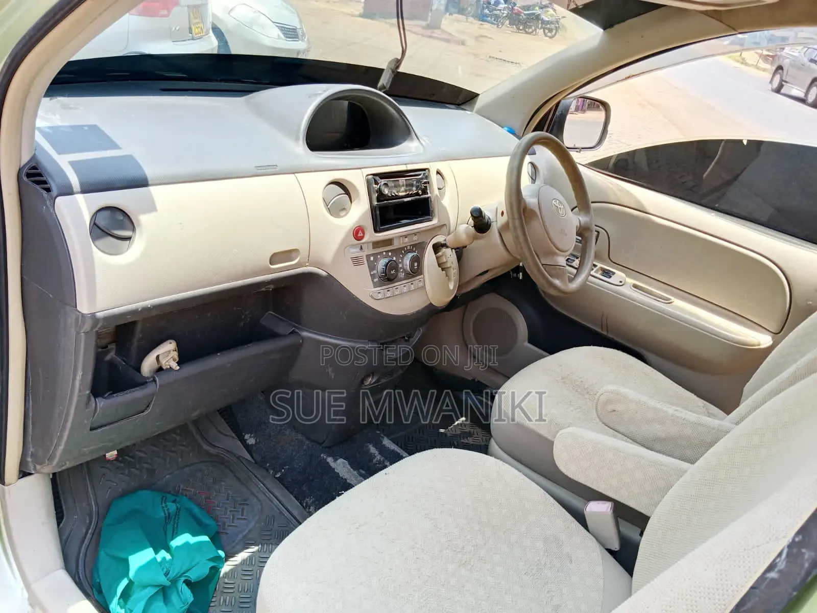 Toyota Sienta 2010 Green
