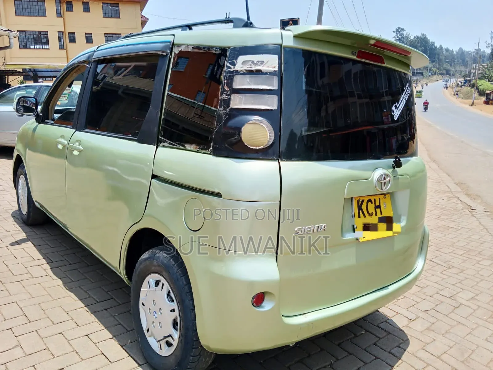 Toyota Sienta 2010 Green