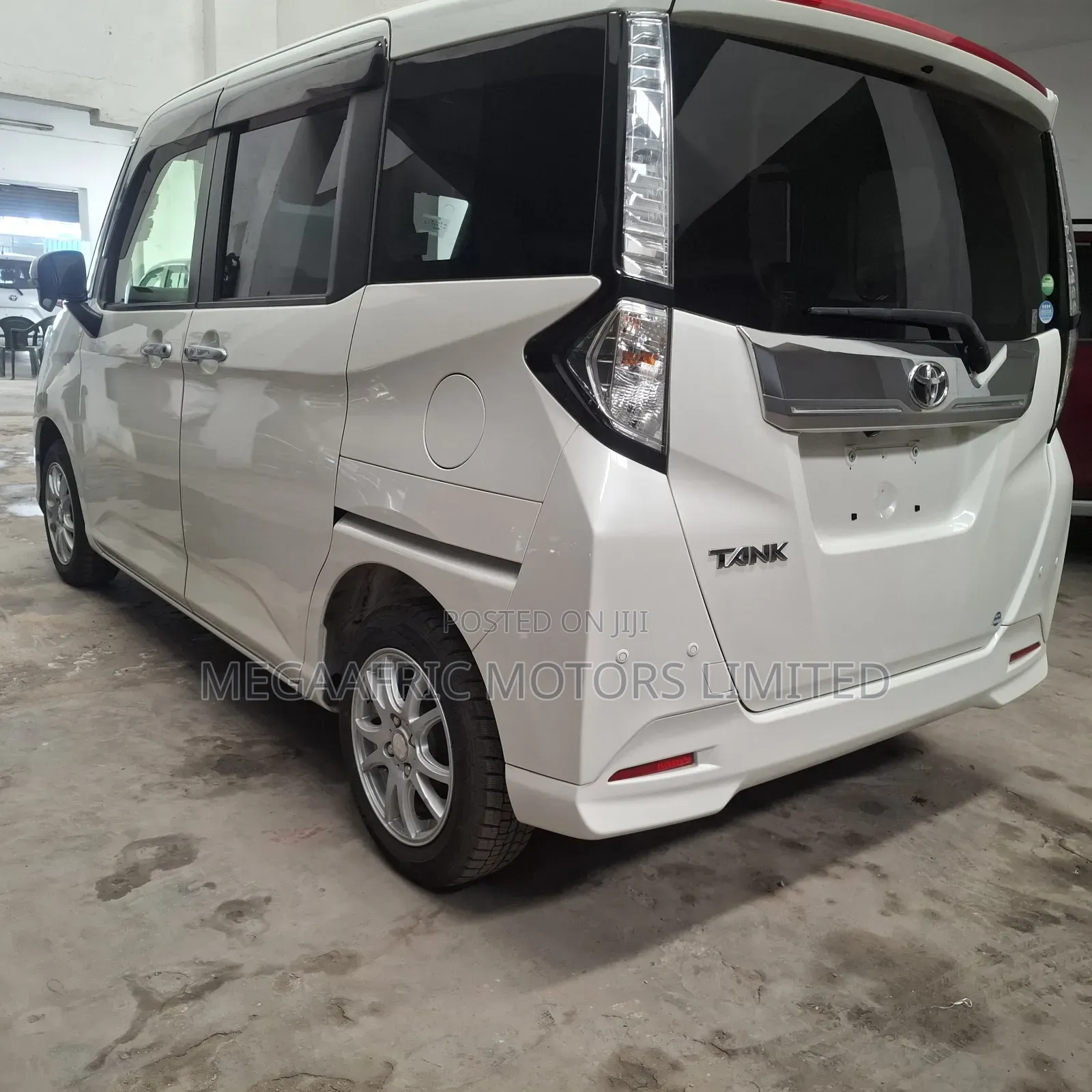 Toyota Tank 1.0 FWD 2019 White