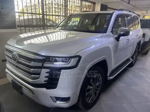 Toyota Land Cruiser LC300 2023 White