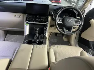 Toyota Land Cruiser LC300 2023 White