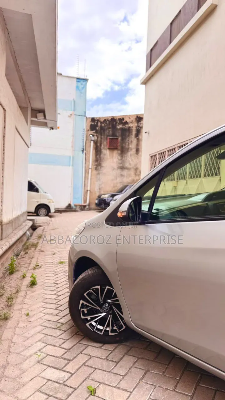 Toyota Vitz 2020 Silver