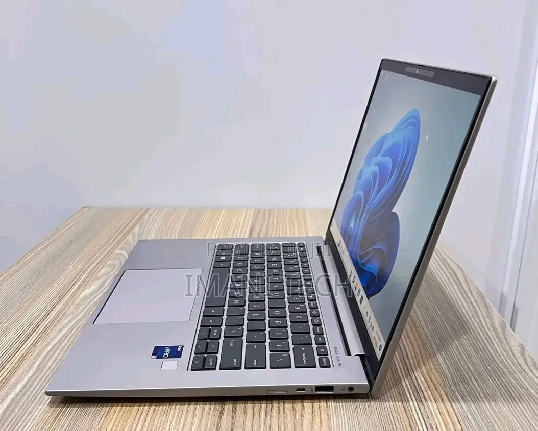 New Laptop HP ZBook Firefly G9 16GB Intel Core i7 SSD 512GB