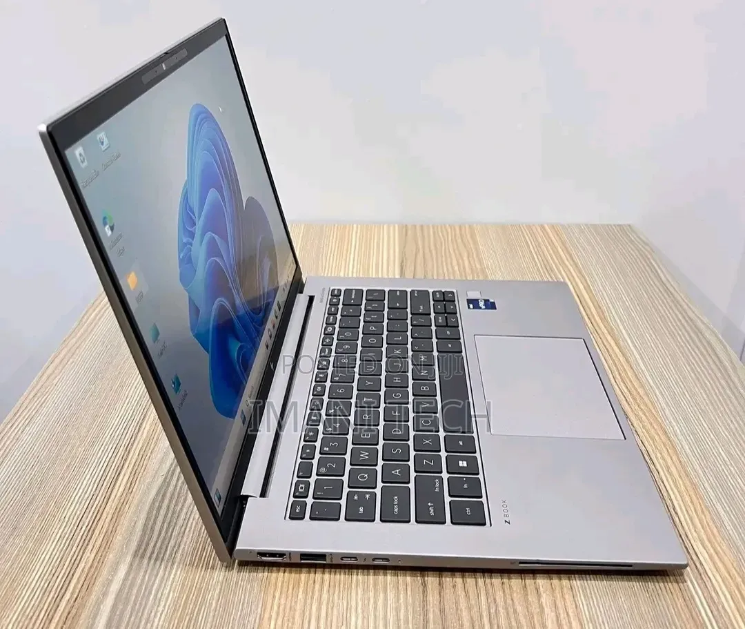 New Laptop HP ZBook Firefly G9 16GB Intel Core i7 SSD 512GB