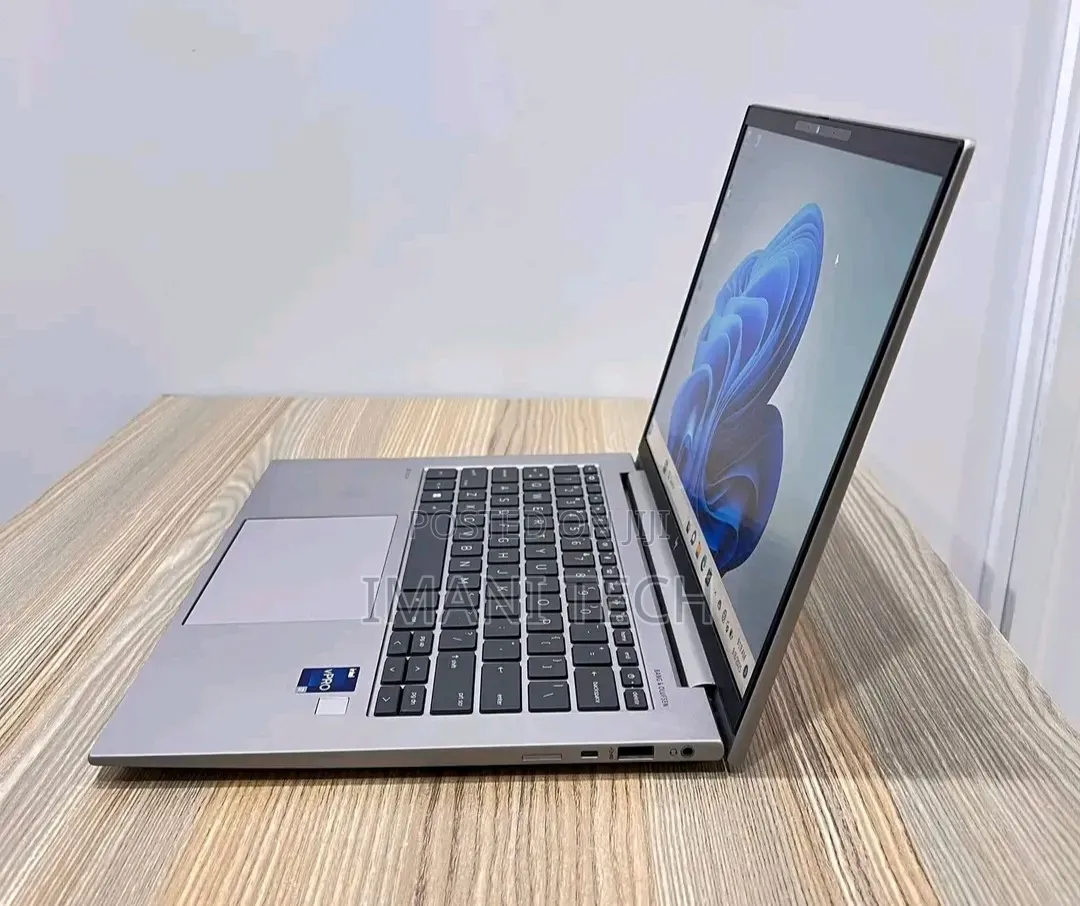 New Laptop HP ZBook Firefly G9 16GB Intel Core i7 SSD 512GB