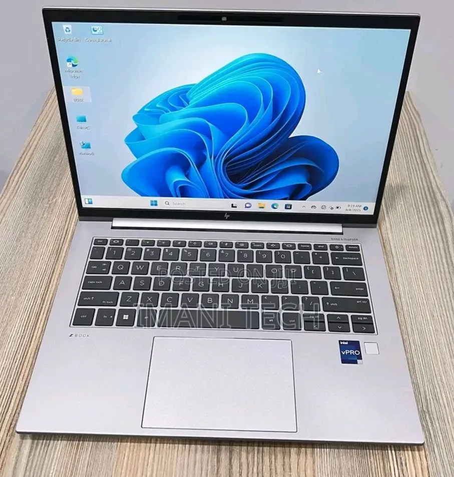 New Laptop HP ZBook Firefly G9 16GB Intel Core i7 SSD 512GB
