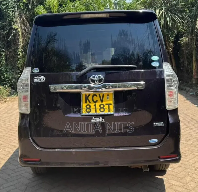 Toyota Voxy V 2WD 7-Seater 2013 Brown