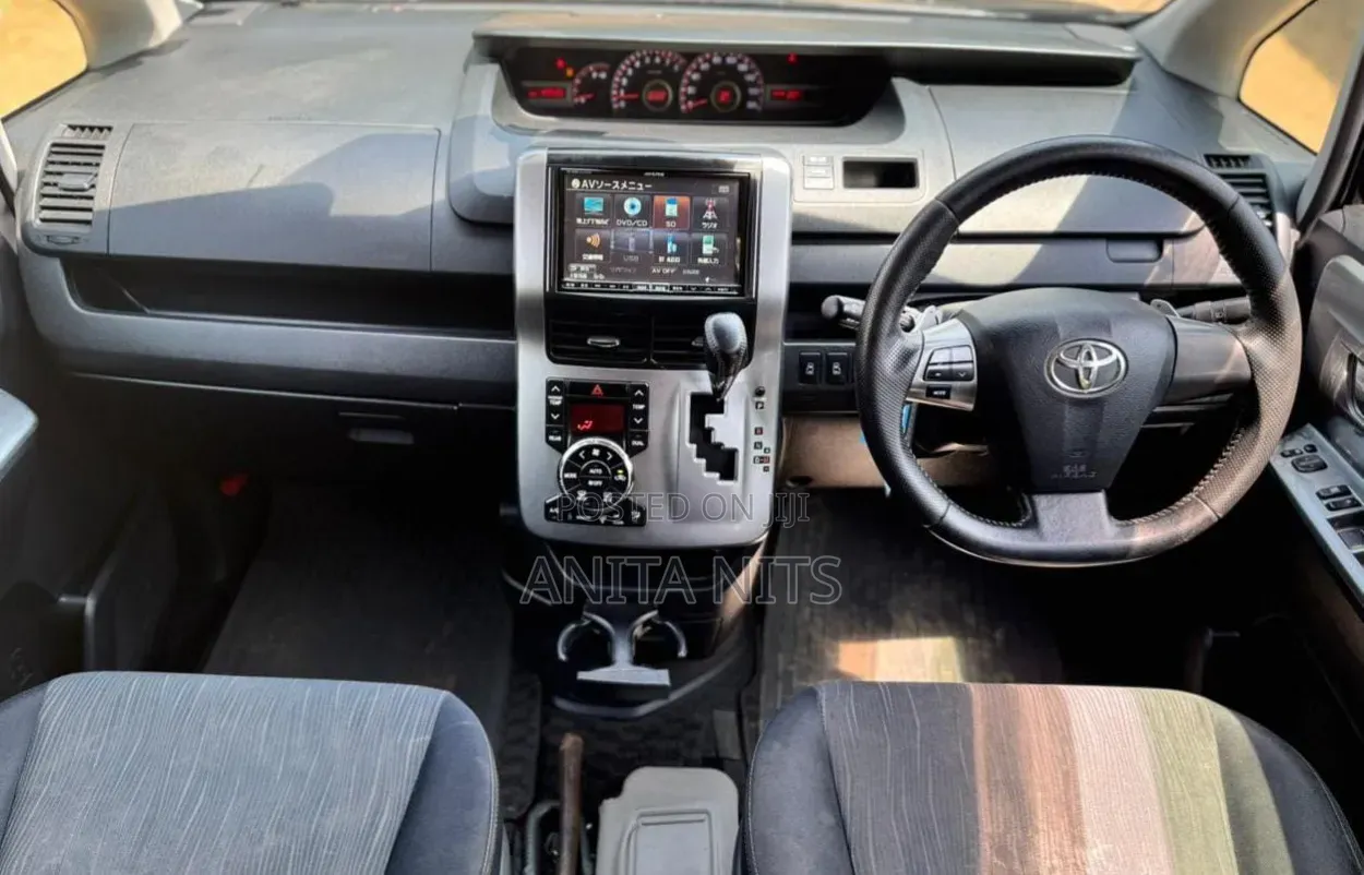 Toyota Voxy V 2WD 7-Seater 2013 Brown