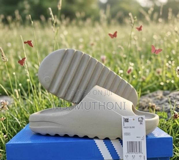 Brand New Yzy Foam Slides Size 40-45