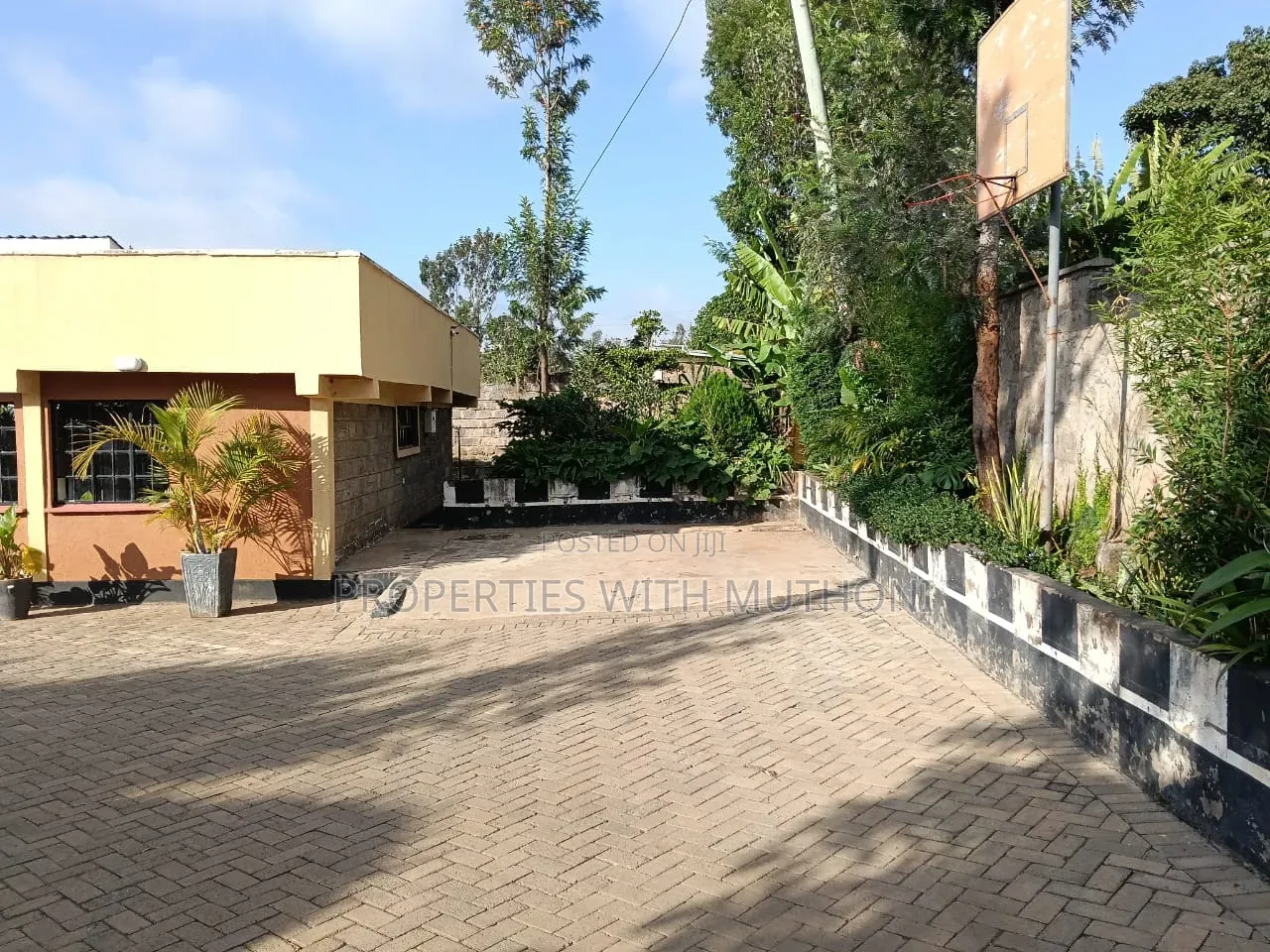 6bdrm Bungalow in Oluulua for sale