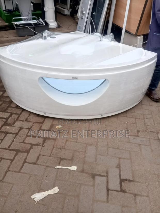 White Ceramic Jacuzzi - thumbnail 3