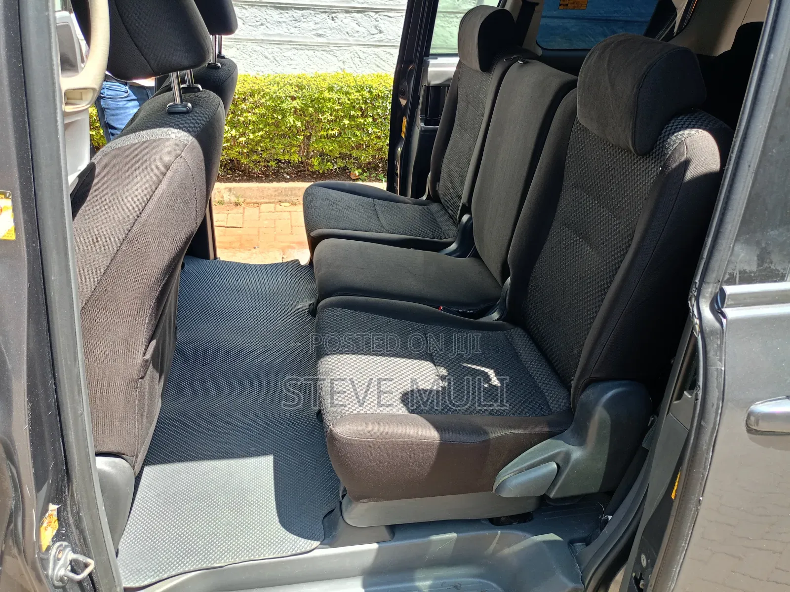 Toyota Noah 2.0 143hp FWD (8 Seater) 2010 Gray