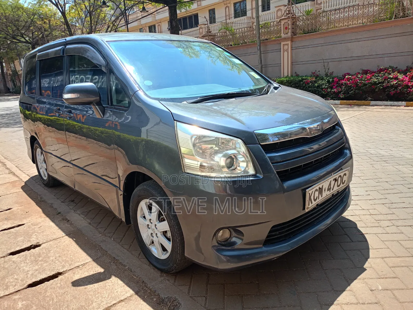 Toyota Noah 2.0 143hp FWD (8 Seater) 2010 Gray