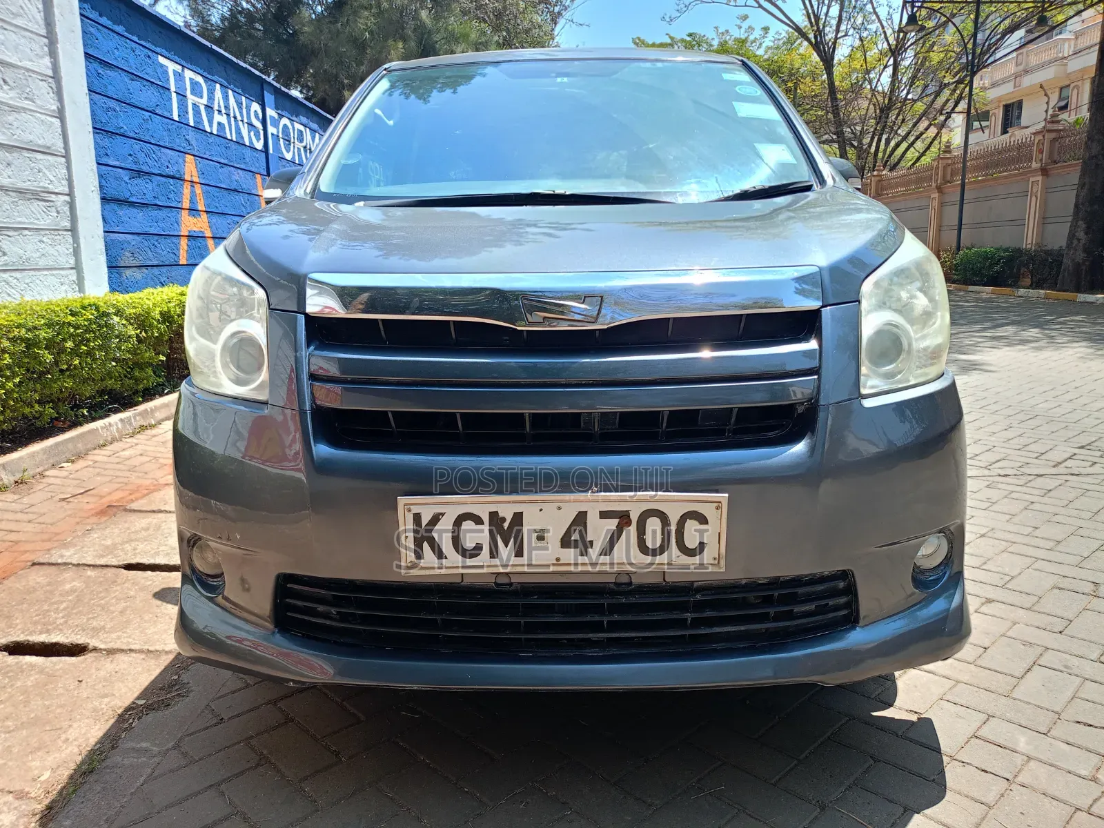 Toyota Noah 2.0 143hp FWD (8 Seater) 2010 Gray