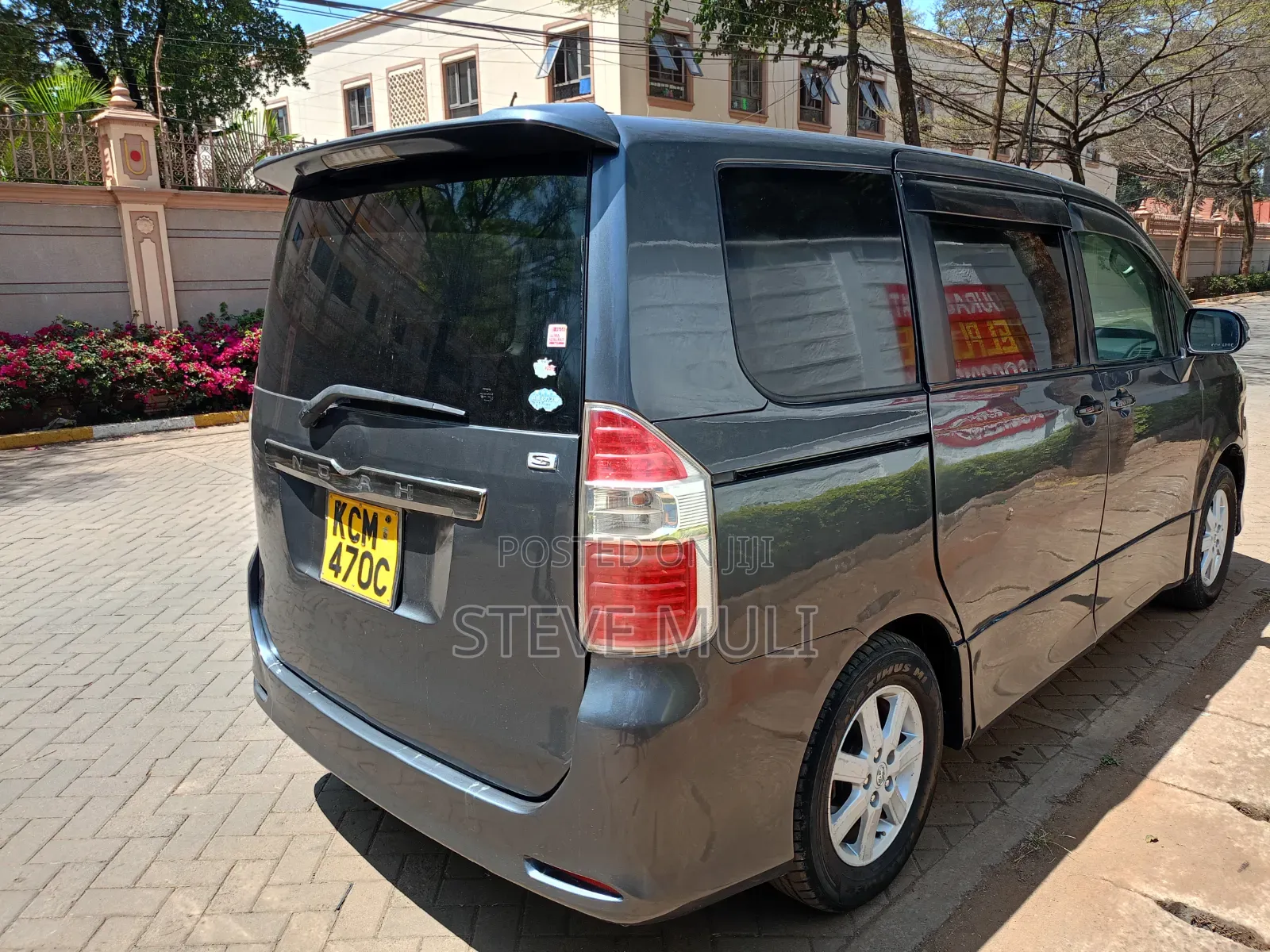 Toyota Noah 2.0 143hp FWD (8 Seater) 2010 Gray