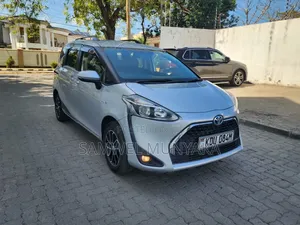 Toyota Sienta 1.5 Hybrid FWD 2018 Silver