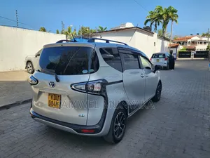 Toyota Sienta 1.5 Hybrid FWD 2018 Silver