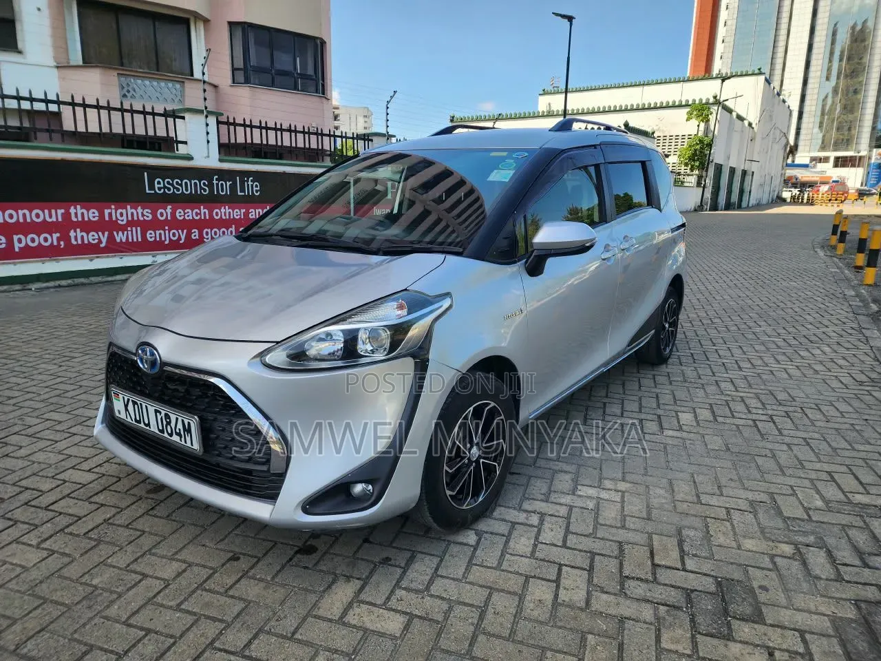 Toyota Sienta 1.5 Hybrid FWD 2018 Silver