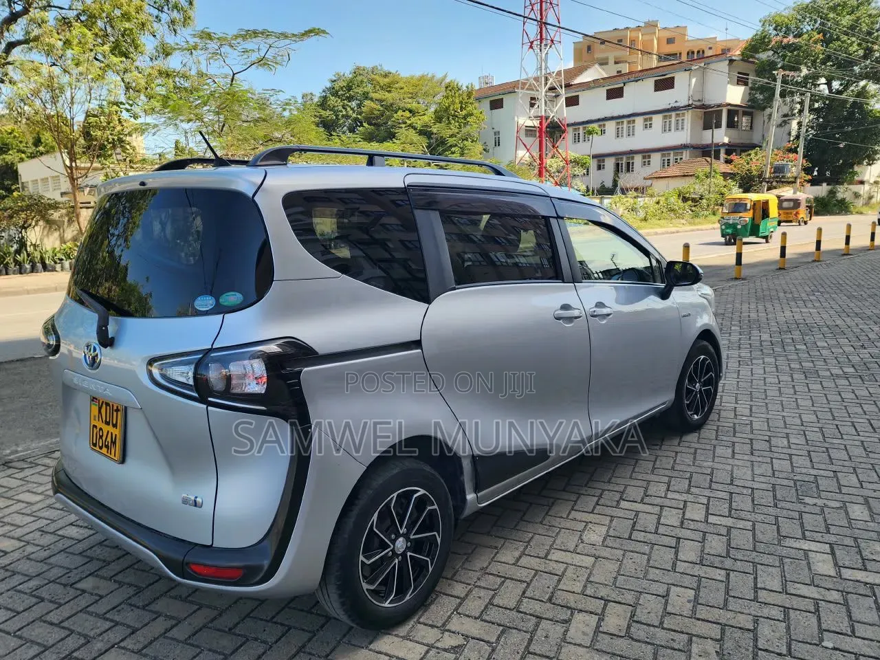 Toyota Sienta 1.5 Hybrid FWD 2018 Silver