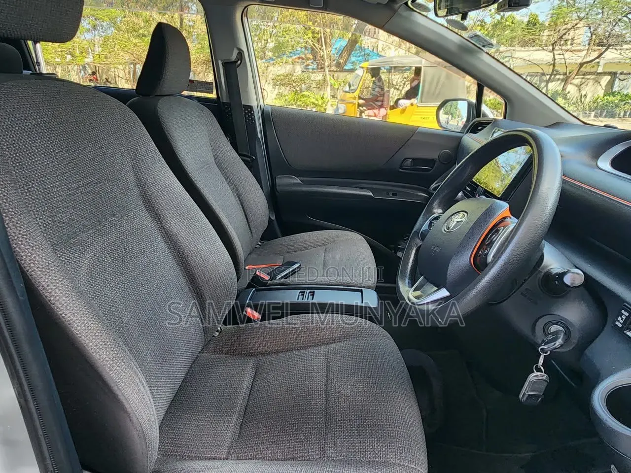 Toyota Sienta 1.5 Hybrid FWD 2018 Silver