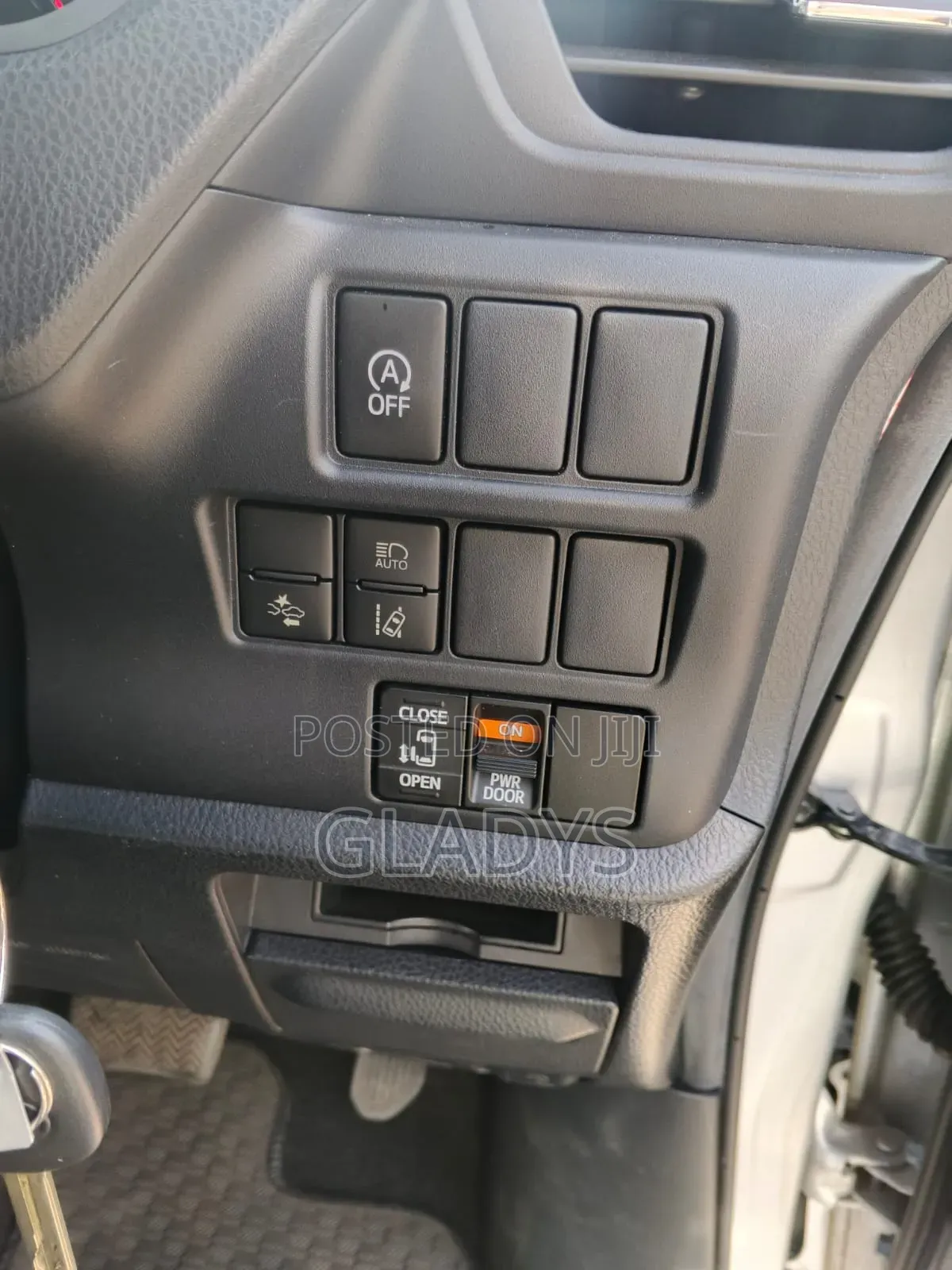 Toyota Noah 2019 Silver