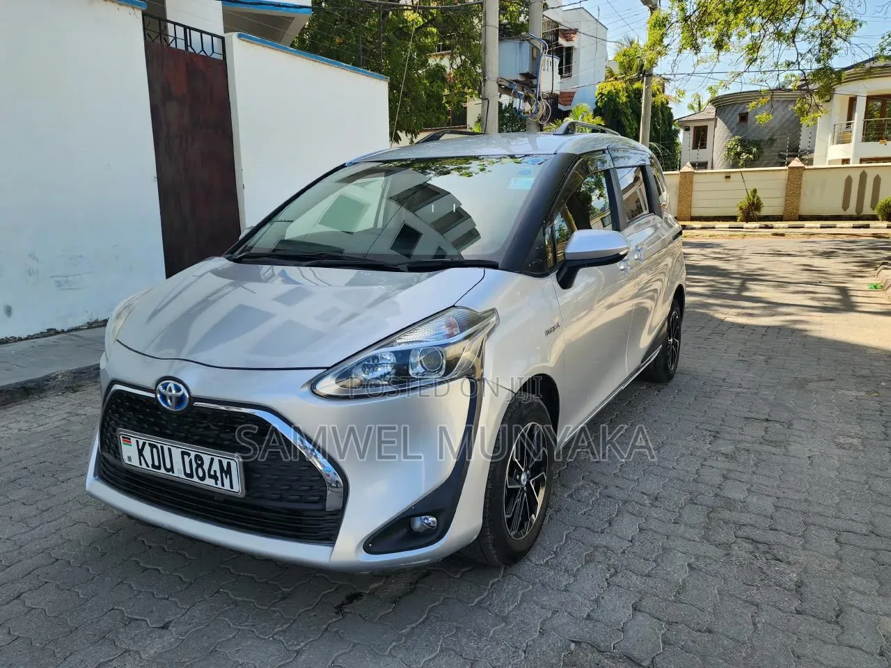 Toyota Sienta 1.5 Hybrid FWD 2018 Silver