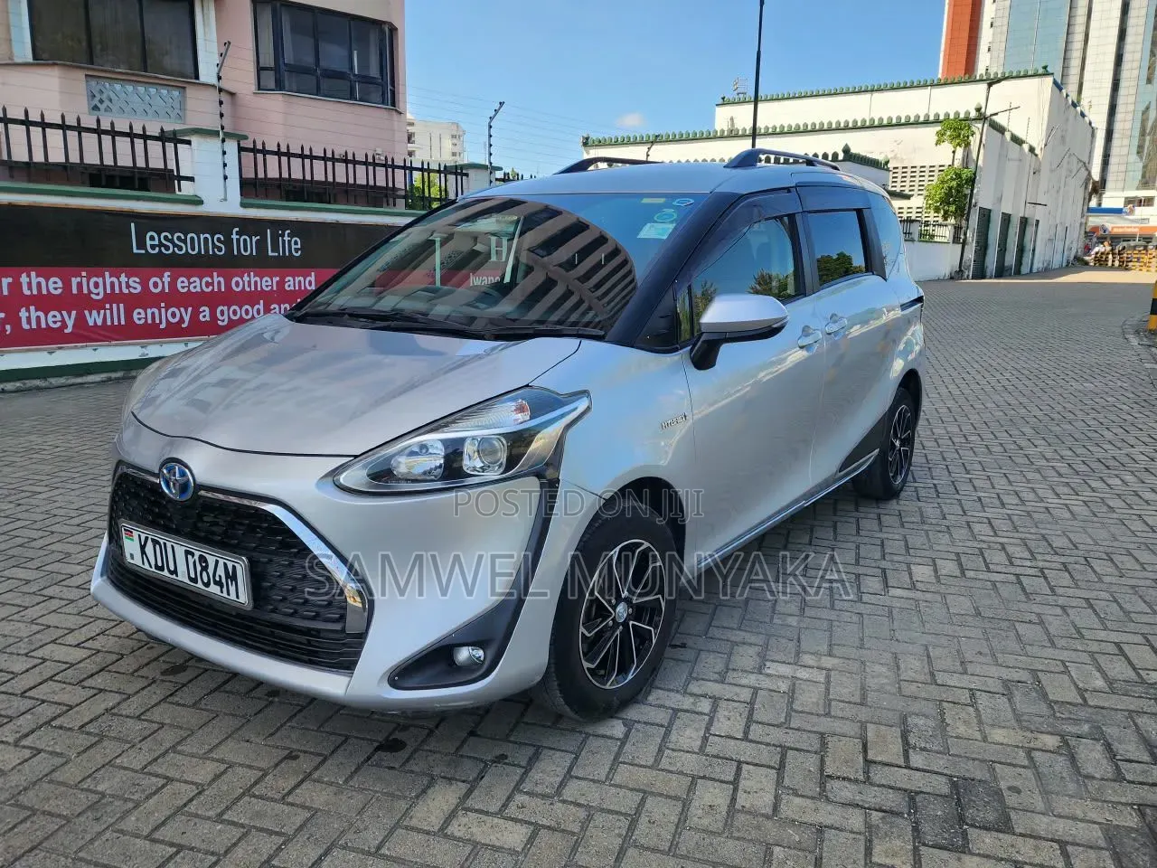 Toyota Sienta 1.5 Hybrid FWD 2018 Silver