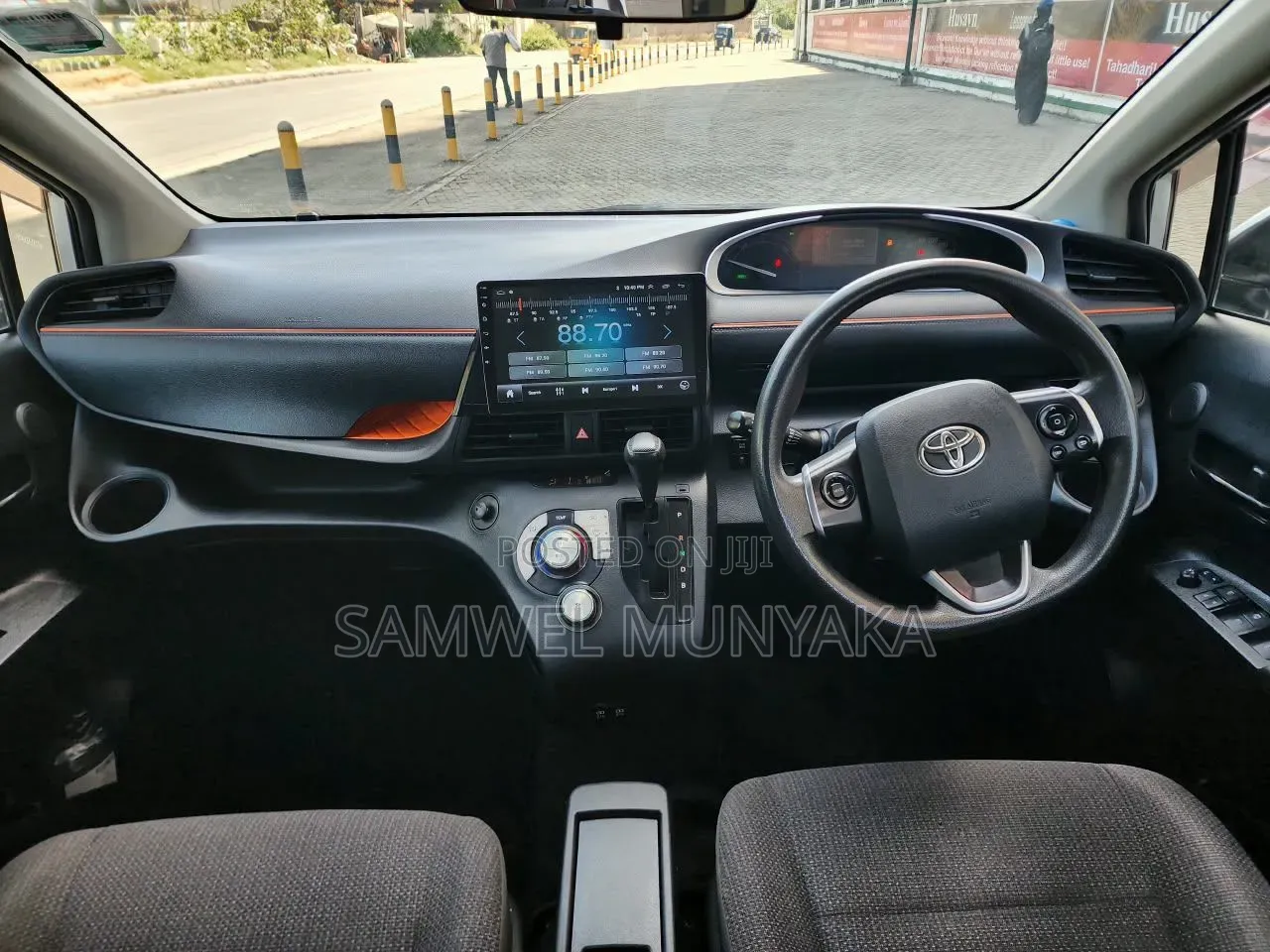 Toyota Sienta 1.5 Hybrid FWD 2018 Silver