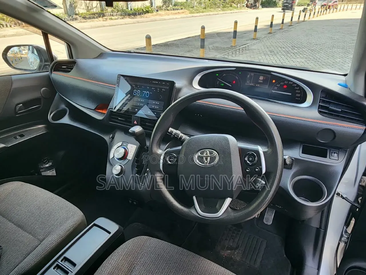 Toyota Sienta 1.5 Hybrid FWD 2018 Silver