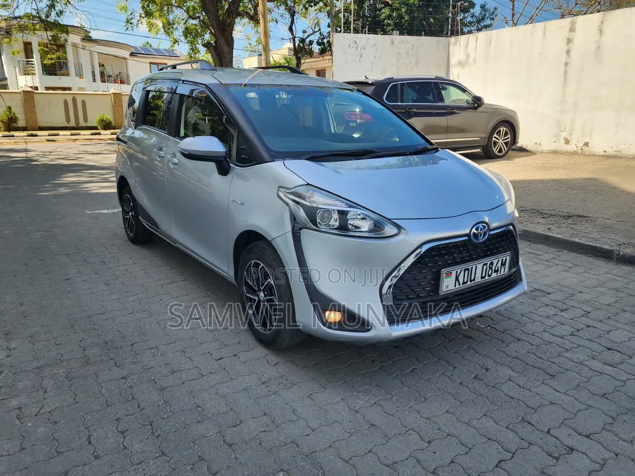 Toyota Sienta 1.5 Hybrid FWD 2018 Silver