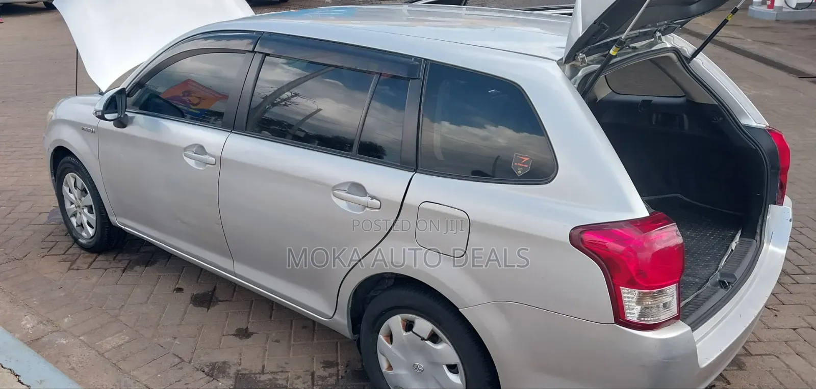 Toyota Corolla Fielder 1.5 Hybrid FWD 2015 Silver