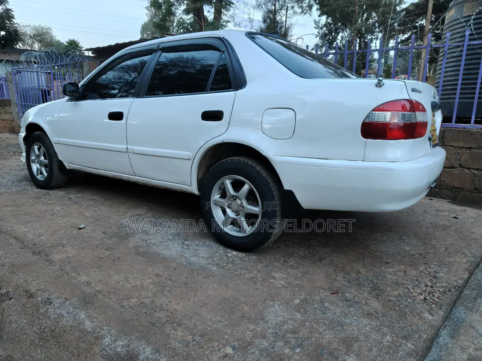 Toyota Corolla 2000 White