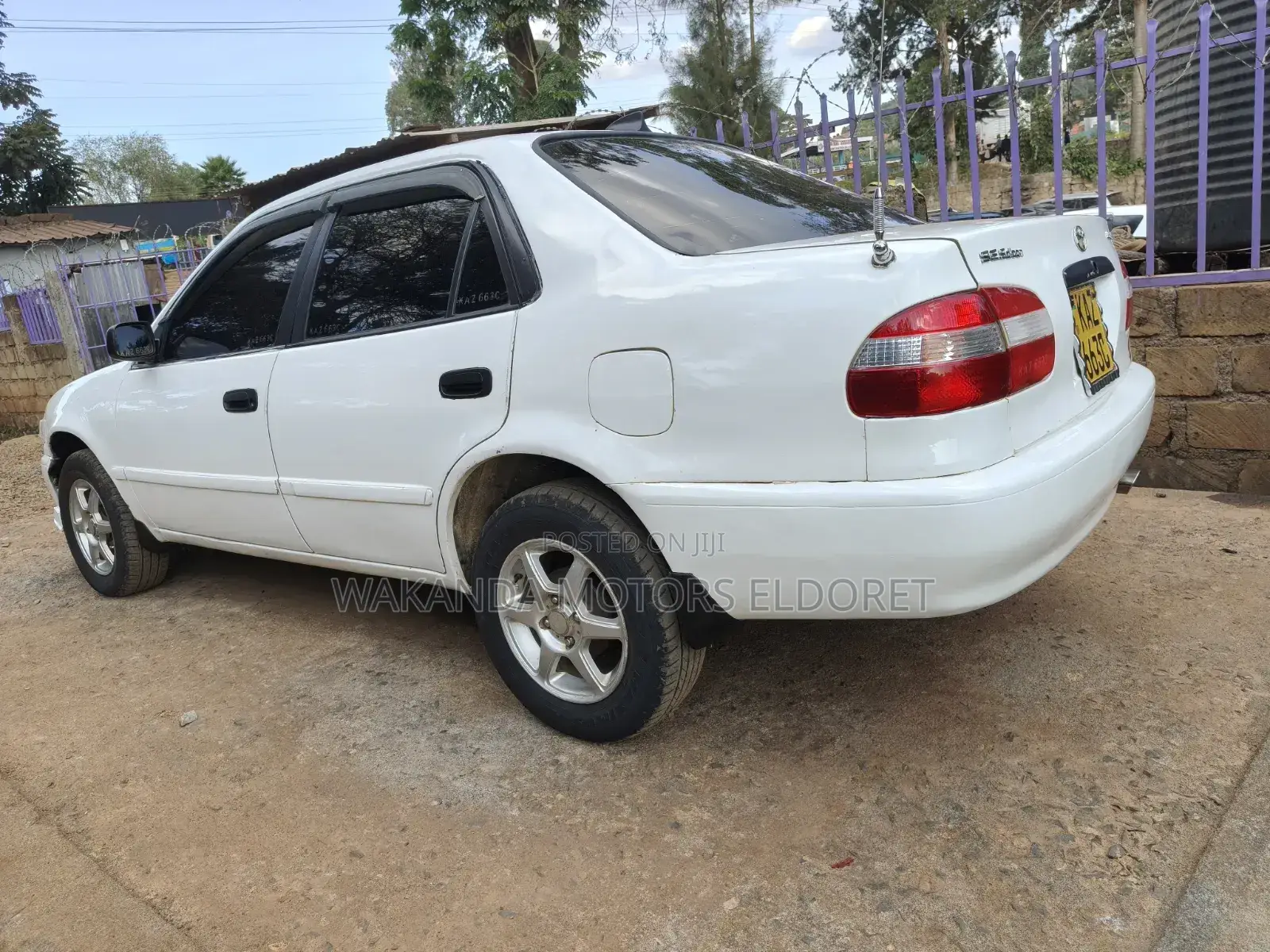 Toyota Corolla 2000 White