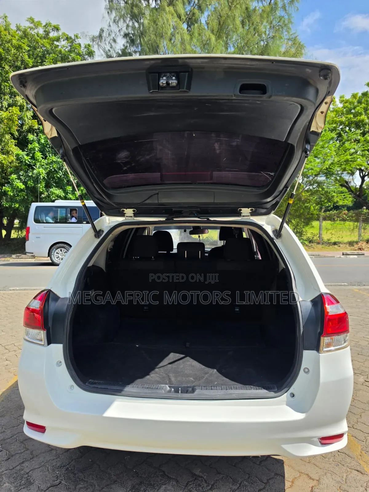 Toyota Corolla Fielder 1.5 Hybrid FWD 2016 White