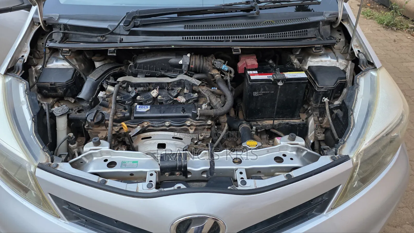 Toyota Vitz 2011 Silver