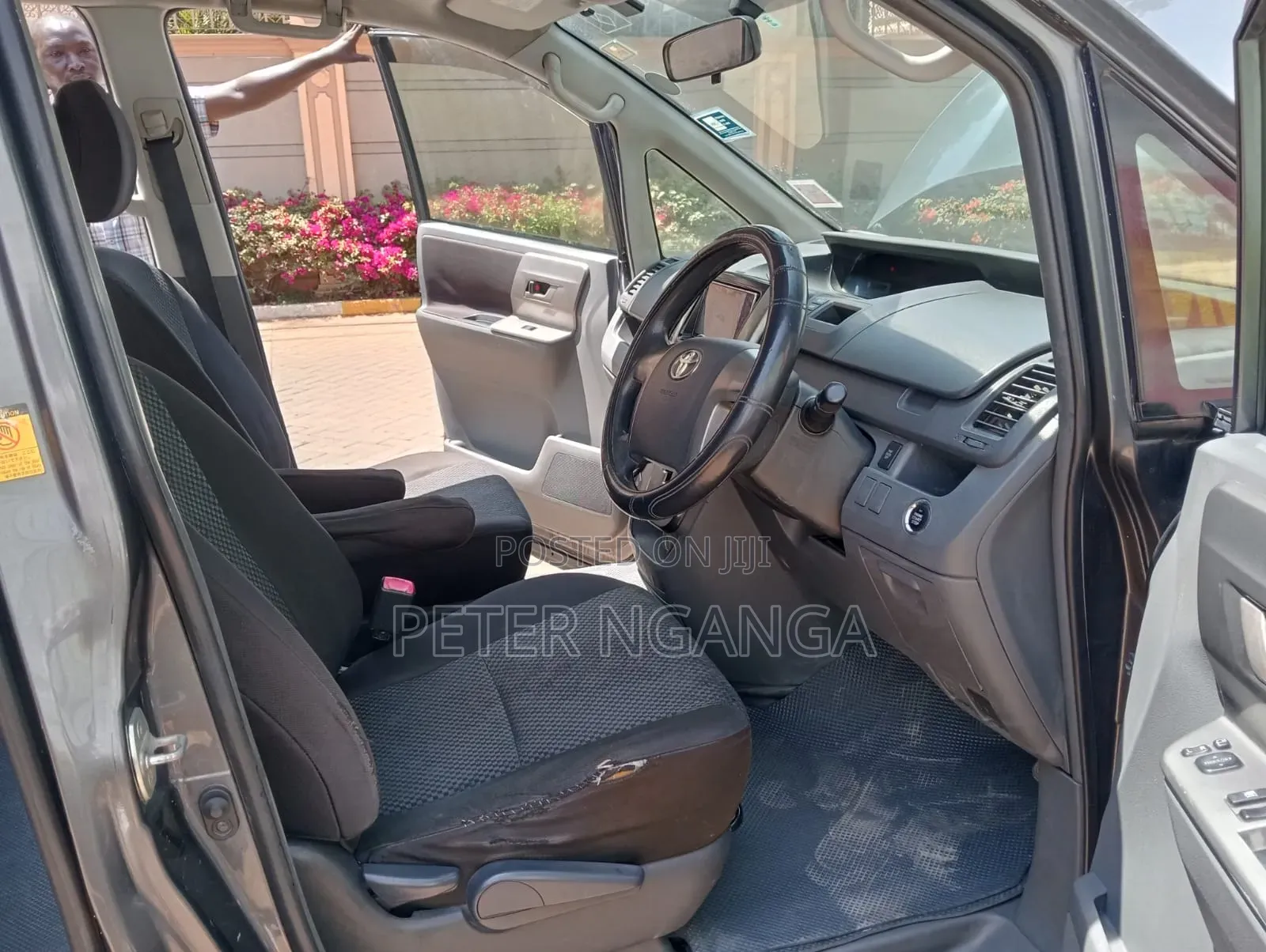 Toyota Noah 2.0 158hp FWD (8 Seater) 2010 Gray