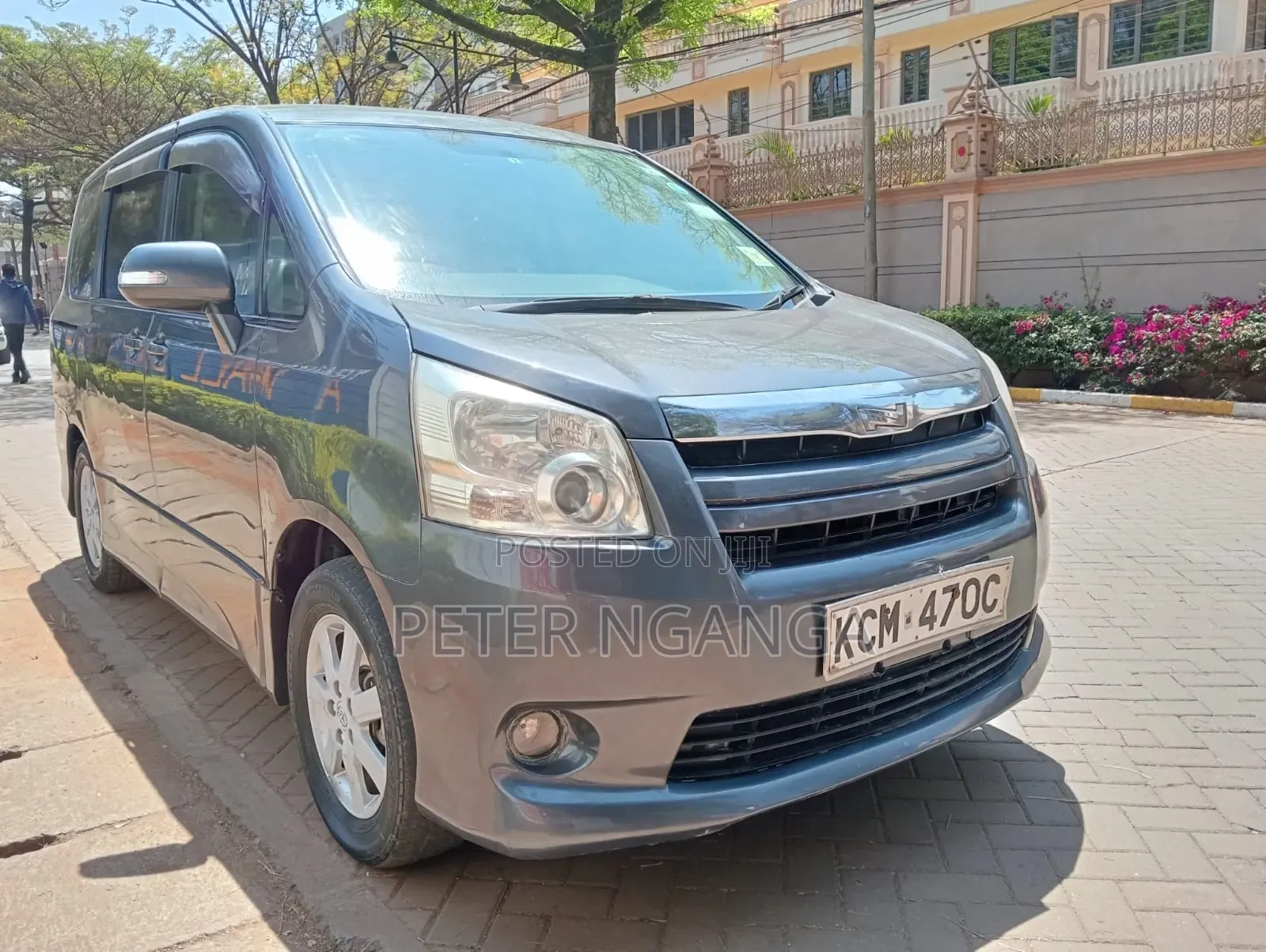 Toyota Noah 2.0 158hp FWD (8 Seater) 2010 Gray