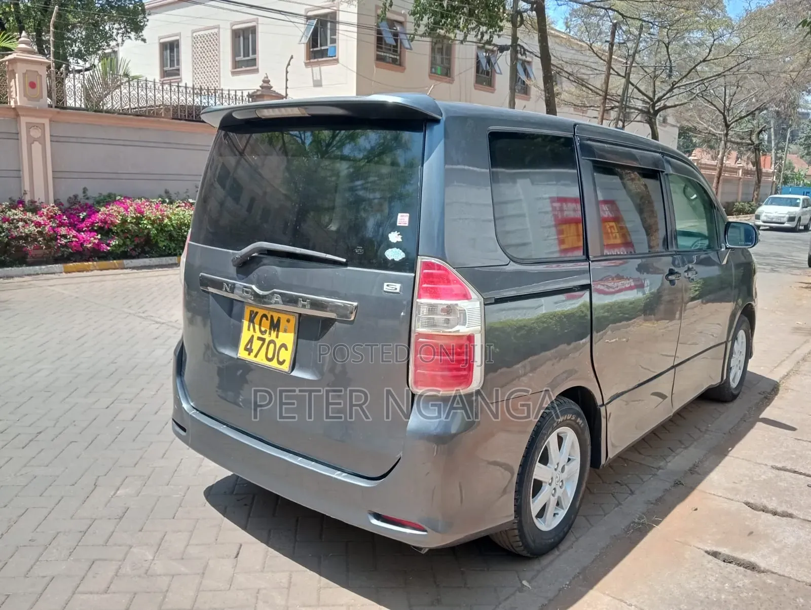 Toyota Noah 2.0 158hp FWD (8 Seater) 2010 Gray